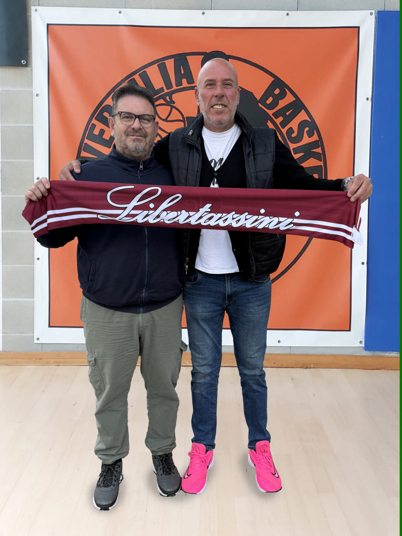 Immagine che ritrae il presidente del Versilia Basket 2002 e il Direttore SPortivo di Libertas Livorno Aaademy